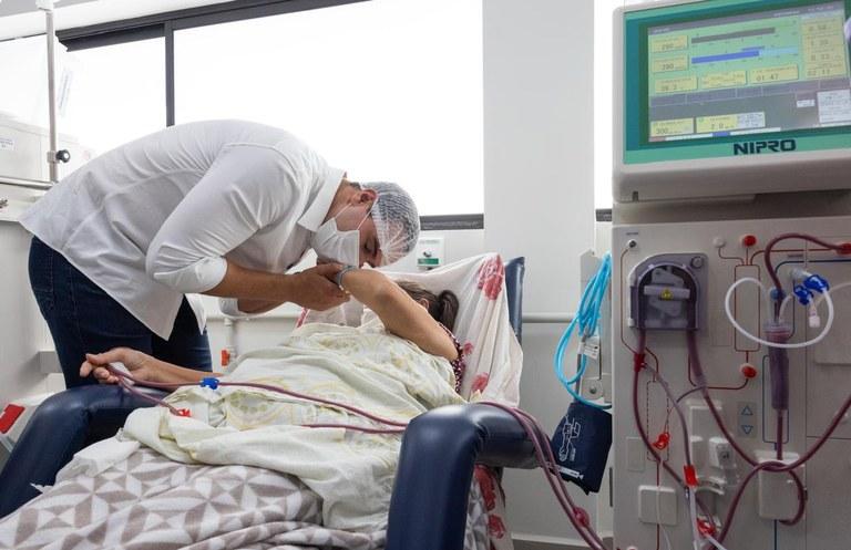 Lucas Ribeiro visita Centro de Hemodiálise de Pombal e participa de entrega de veículos para Saúde no Sertão