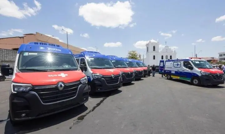 Lucas Ribeiro visita Centro de Hemodiálise de Pombal e participa de entrega de veículos para Saúde no Sertão